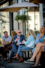 mensen op een terras