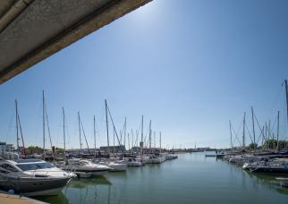 lichtrijk kantoor met zicht op de jachthaven
